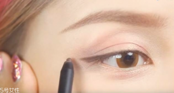 外雙眼皮怎么化妝好看 雙眼皮眼線(xiàn)畫(huà)法步驟