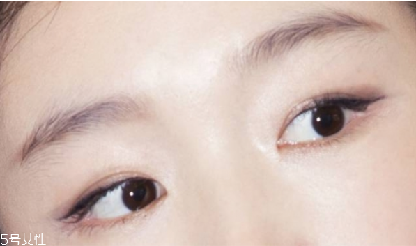外雙眼皮怎么化妝好看 雙眼皮眼線(xiàn)畫(huà)法步驟