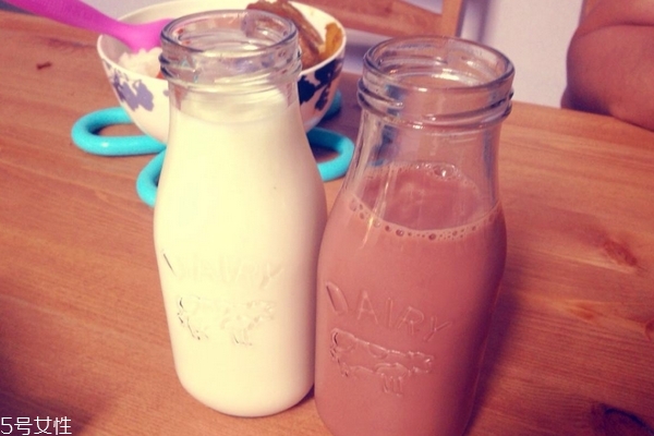 牛奶為什么有助于睡眠 因?yàn)檫@兩個(gè)成分 牛奶為什么有助于睡眠 因?yàn)檫@兩個(gè)成分