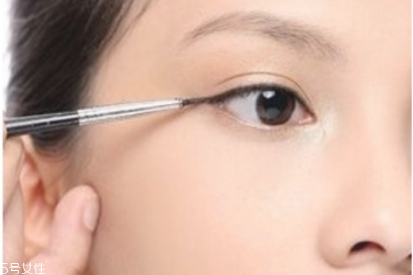初學(xué)者怎樣畫眼線 各種眼型的眼線畫法 初學(xué)者怎樣畫眼線 各種眼型的眼線畫法