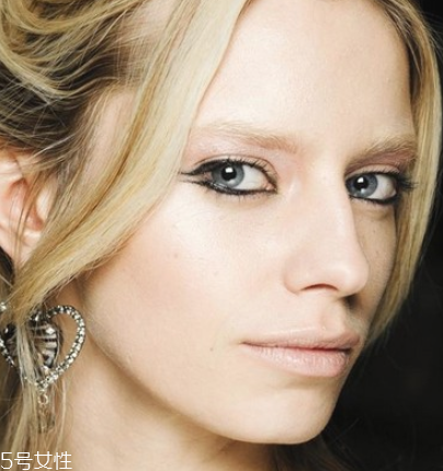 初學(xué)者怎樣畫眼線 各種眼型的眼線畫法 初學(xué)者怎樣畫眼線 各種眼型的眼線畫法