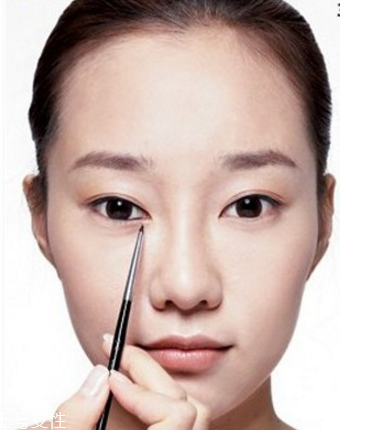 初學(xué)者怎樣畫眼線 各種眼型的眼線畫法 初學(xué)者怎樣畫眼線 各種眼型的眼線畫法