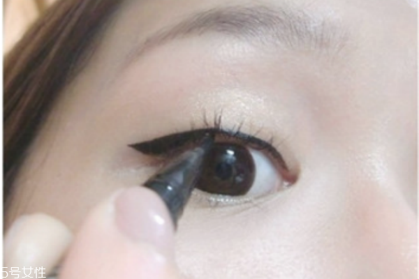 怎么快速學(xué)會(huì)化妝 最簡(jiǎn)單眼妝畫法教程