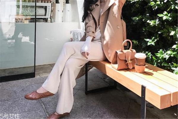 2018秋季流行什么鞋子 選對顏色很關(guān)鍵 2018秋季流行什么鞋子 選對顏色很關(guān)鍵