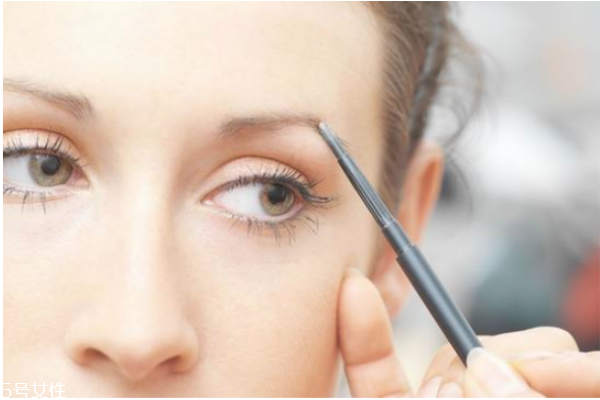 畫眉用什么洗 畫眉記得卸妝 畫眉用什么洗 畫眉記得卸妝