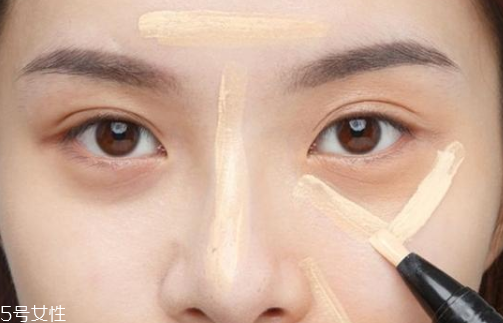眼下遮瑕卡粉怎么辦 眼下的底妝別上太多 眼下遮瑕卡粉怎么辦 眼下的底妝別上太多
