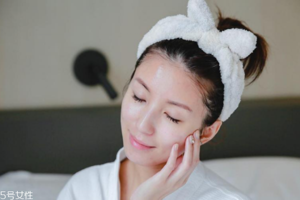 18歲可以用安瓶嗎 如何根據(jù)肌膚年齡選安瓶 18歲可以用安瓶嗎 如何根據(jù)肌膚年齡選安瓶