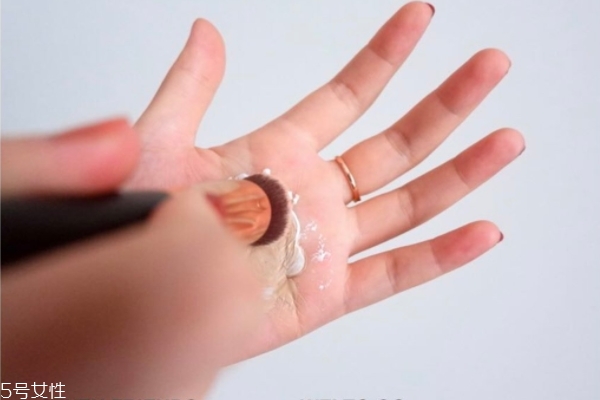 裸妝效果最好的化妝品 打造完美裸妝 裸妝效果最好的化妝品 打造完美裸妝