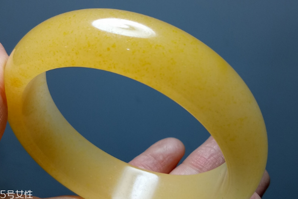 新疆金絲玉手鐲價(jià)格 要看具體品種 新疆金絲玉手鐲價(jià)格 要看具體品種