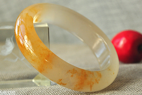 新疆金絲玉手鐲價(jià)格 要看具體品種 新疆金絲玉手鐲價(jià)格 要看具體品種