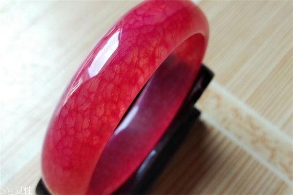 血玉手鐲怎么鑒別真假 外觀即可辨認