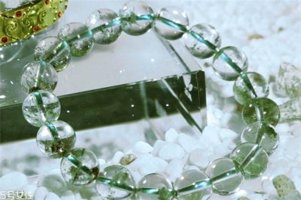 綠幽靈水晶的寓意 財(cái)運(yùn)事業(yè)都有幫助 綠幽靈水晶的寓意 財(cái)運(yùn)事業(yè)都有幫助