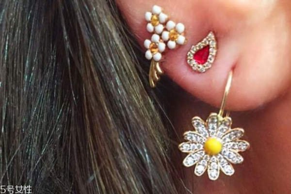 耳環(huán)怎么搭配好看 現(xiàn)代版一耳三鉗戴法示范給你看 耳環(huán)怎么搭配好看 現(xiàn)代版一耳三鉗戴法示范給你看