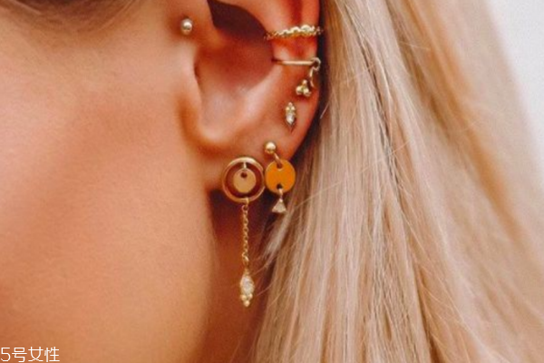 耳環(huán)怎么搭配好看 現(xiàn)代版一耳三鉗戴法示范給你看 耳環(huán)怎么搭配好看 現(xiàn)代版一耳三鉗戴法示范給你看