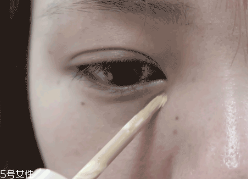 臉上瑕疵多用什么遮蓋 遮瑕要選好 臉上瑕疵多用什么遮蓋 遮瑕要選好