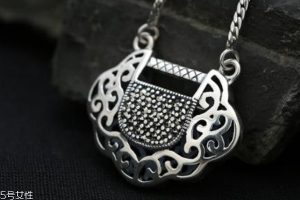 長命鎖金好還是銀好 兩種材質(zhì)區(qū)別很大