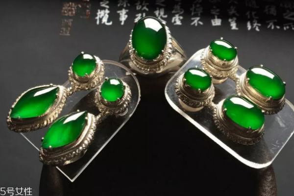 帝王綠翡翠怎么鑒定 學(xué)會辨認(rèn)真假 帝王綠翡翠怎么鑒定 學(xué)會辨認(rèn)真假