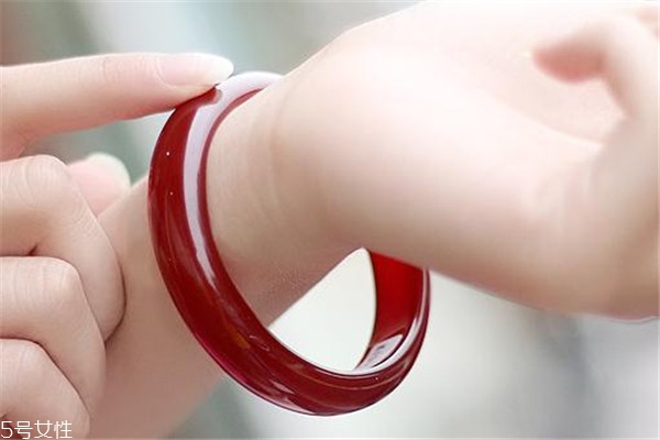 紅翡翠手鐲怎么挑選 這樣的更有價值 紅翡翠手鐲怎么挑選 這樣的更有價值