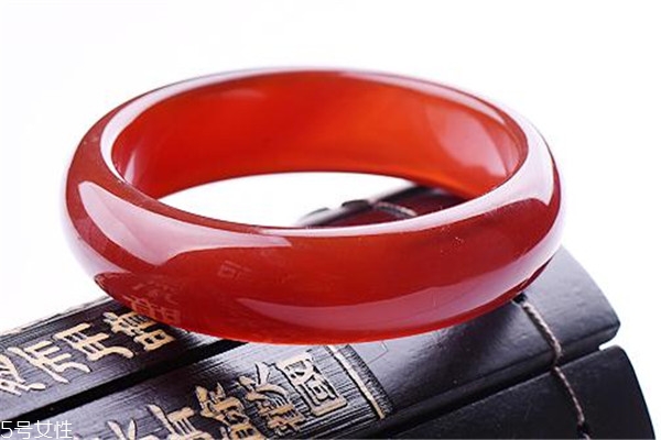 紅翡翠手鐲怎么挑選 這樣的更有價值 紅翡翠手鐲怎么挑選 這樣的更有價值