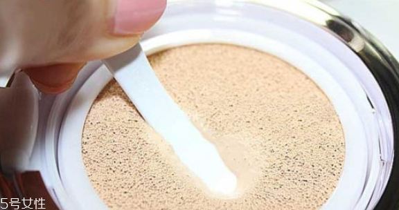 粉底霜太干了怎么辦 使用粉底霜需注意 粉底霜太干了怎么辦 使用粉底霜需注意