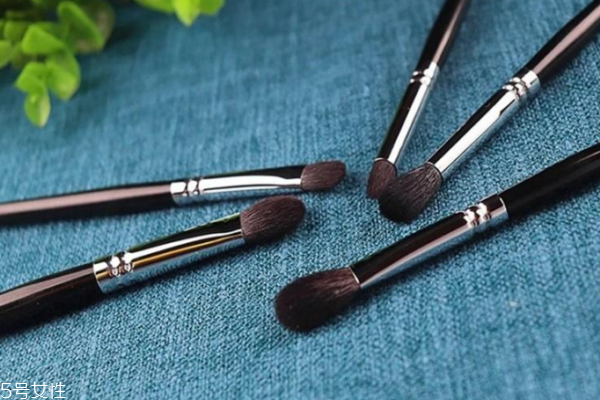 怎么挑選眼影刷 3個(gè)維度挑對眼影刷