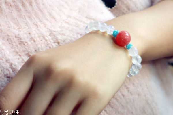 月光石手鏈戴哪只手 要清楚佩戴法則 月光石手鏈戴哪只手 要清楚佩戴法則