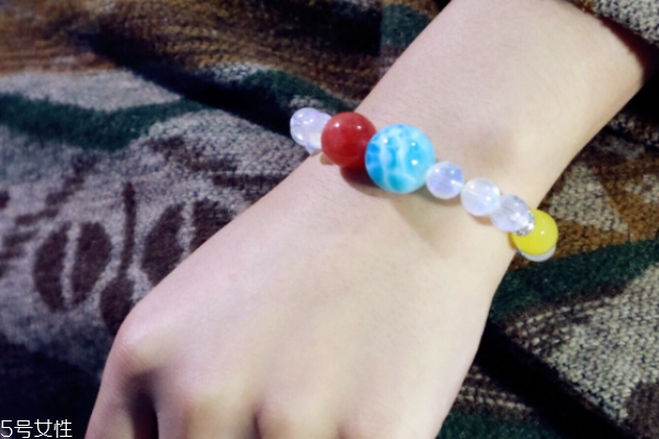月光石手鏈戴哪只手 要清楚佩戴法則 月光石手鏈戴哪只手 要清楚佩戴法則