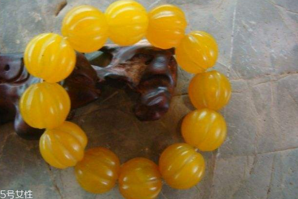 黃瑪瑙和蜜蠟的區(qū)別 兩者完全不同 黃瑪瑙和蜜蠟的區(qū)別 兩者完全不同