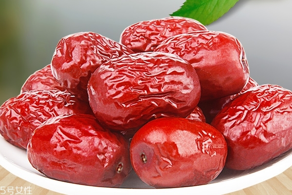 紅棗為什么表面有油 經(jīng)過美容的紅棗 紅棗為什么表面有油 經(jīng)過美容的紅棗