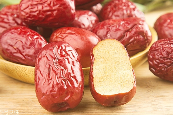 紅棗為什么表面有油 經(jīng)過美容的紅棗 紅棗為什么表面有油 經(jīng)過美容的紅棗