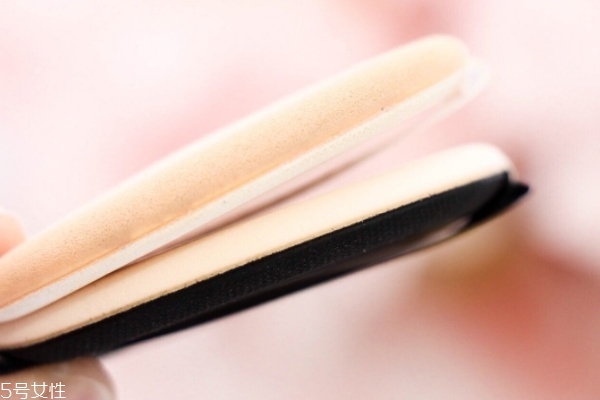 ysl氣墊pk蘭蔻氣墊 你會(huì)更愛哪一款 ysl氣墊pk蘭蔻氣墊 你會(huì)更愛哪一款