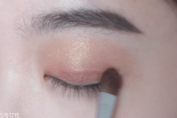 眼妝怎么畫(huà)顯得溫柔 僅需4步的溫柔奶茶棕眼妝