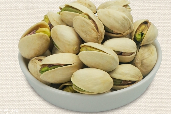 開心果為什么是咸的 因?yàn)榧庸み^ 開心果為什么是咸的 因?yàn)榧庸み^