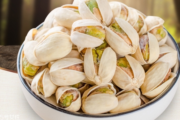 開心果為什么會(huì)開口 有兩個(gè)可能 開心果為什么會(huì)開口 有兩個(gè)可能