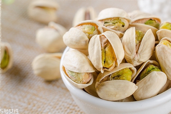 開心果為什么會(huì)開口 有兩個(gè)可能 開心果為什么會(huì)開口 有兩個(gè)可能