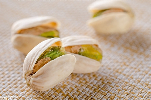 開心果為什么會(huì)開口 有兩個(gè)可能 開心果為什么會(huì)開口 有兩個(gè)可能