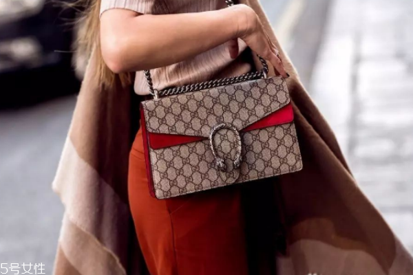 gucci酒神包怎么打開(kāi) 虎頭有玄機(jī)