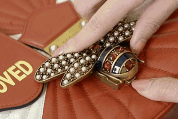 gucci蜜蜂包怎么打開 輕輕一按就行了 gucci蜜蜂包怎么打開 輕輕一按就行了