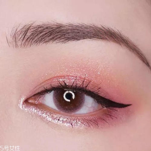 眼妝怎么畫(huà)顯得溫柔 僅需4步的溫柔奶茶棕眼妝