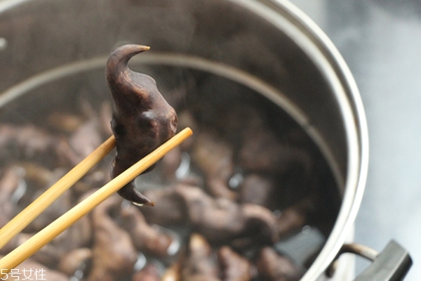 菱角沒煮熟可以吃嗎 這個(gè)有講究