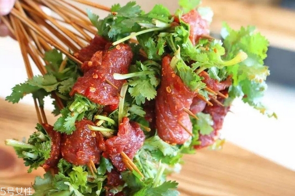 香菜會(huì)使人變黑嗎 有這個(gè)可能 香菜會(huì)使人變黑嗎 有這個(gè)可能