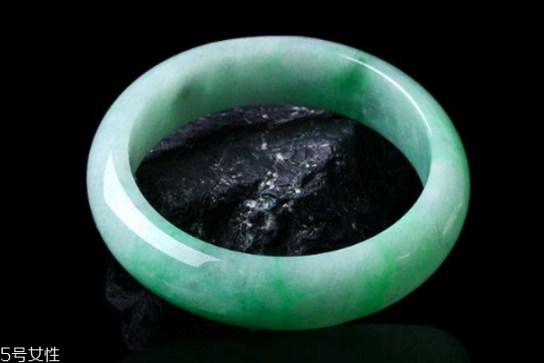 陽綠翡翠手鐲價格 多在千元以上 陽綠翡翠手鐲價格 多在千元以上