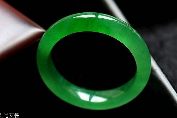 陽綠翡翠手鐲價格 多在千元以上 陽綠翡翠手鐲價格 多在千元以上