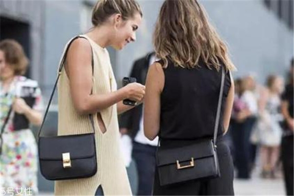 女生包包應(yīng)該怎么選 三款搭遍所有衣服 女生包包應(yīng)該怎么選 三款搭遍所有衣服