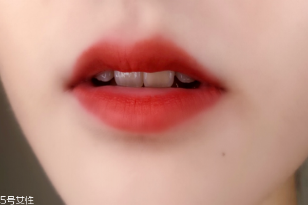 雅詩(shī)蘭黛333適合素顏嗎 素顏真人上嘴圖 雅詩(shī)蘭黛333適合素顏嗎 素顏真人上嘴圖