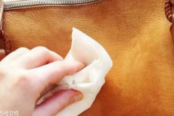 皮包可以水洗嗎 對皮質(zhì)影響很大 皮包可以水洗嗎 對皮質(zhì)影響很大