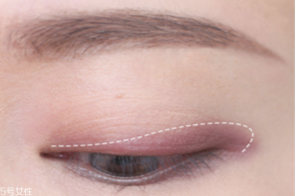 如何畫(huà)柔和眼妝 超自然妝容步驟教程