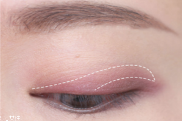 如何畫(huà)柔和眼妝 超自然妝容步驟教程