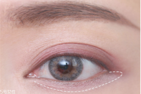 如何畫(huà)柔和眼妝 超自然妝容步驟教程