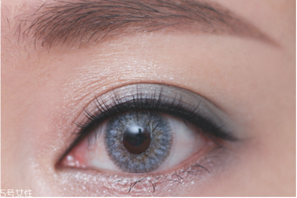 灰綠色系眼妝的畫(huà)法 龐克風(fēng)小煙熏眼妝 灰綠色系眼妝的畫(huà)法 龐克風(fēng)小煙熏眼妝